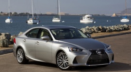 Nowy Lexus IS posłucha głosu kierowcy LIFESTYLE, Motoryzacja - Lexus IS model 2017 trafia właśnie do salonów. Auto wyróżnia się na pierwszy rzut oka świeżą stylizacją nadwozia, jednak od poprzedniej wersji różni się także zastosowaniem najnowocześniejszych technologii.