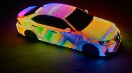 Świetlisty Lexus w platynowym teledysku LIFESTYLE, Motoryzacja - W nowym teledysku do przeboju „Be the One”, którym brytyjska piosenkarka Dua Lipa zdobyła w Polsce podwójną Platynową Płytę i liczne nagrody w wielu krajach całego świata, jedną z głównych ról gra niezwykły Lexus IS o karoserii zamienionej w trójwymiarowy telebim.