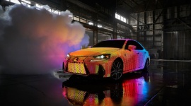 LIT IS – jak Vevo i Lexus zmienili samochód w wielki ekran? LIFESTYLE, Motoryzacja - 41 999 tysięcy zaprogramowanych ledów, prawie kilometr taśm z diodami – trudno o bardziej zaskakujący materiał w jaki „owija” się auto. Współpraca Vevo i Lexusa była jedną z bardziej kreatywnych w tym roku, dotyczyła nowego IS.