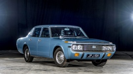 Nowe życie 45-letniej Toyoty Crown De Luxe LIFESTYLE, Motoryzacja - Dla tej Toyoty czas stanął w miejscu. Luksusowy sedan Toyota Crown De Luxe z 1972 roku z przebiegiem poniżej 100 tys. km przez 25 lat stał nieużywany na farmie w hrabstwie Surrey.