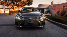 Lexus LS 500 z przełomowymi funkcjami bezpieczeństwa LIFESTYLE, Motoryzacja - Lexus LS 500, piąta generacja flagowej limuzyny japońskiego producenta aut luksusowych, wyróżnia się nie tylko nową, bardziej dynamiczną stylistyką nadwozia i zastosowaniem po raz pierwszy w tym modelu turbodoładowanego silnika V6.