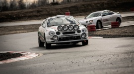 Wyścigowy prima aprilis - gdzie można się pościgać 1 kwietnia (nie na żarty) LIFESTYLE, Motoryzacja - Pierwszy weekend kwietnia obrodził w imprezy motoryzacyjne. Praktycznie każdy fan rajdów i wyścigów znajdzie coś dla siebie niezależnie od tego, czy jest czynnym zawodnikiem czy raczej woli brać udział w takich wydarzeniach w roli widza.