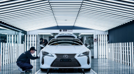 Fabryka Motomachi, dom supersamochodu LFA, produkuje Lexusa LC LIFESTYLE, Motoryzacja - Miejsce to radykalnie różni się od standardowej fabryki aut, bo przypomina bardziej warsztat dla samochodów wyścigowych. Sterylnie biała linia montażowa, od podłogi do sufitu, tworzy otoczenie, w którym skupienie się na pracy nie stanowi problemu.