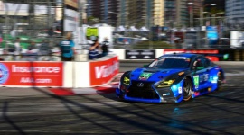 Usiądź obok kierowcy Lexusa RC F GT3 na torze w Long Beach LIFESTYLE, Motoryzacja - International Motor Sports Association (IMSA) opublikowała pasjonujący film, nakręcony z wnętrza Lexusa RC F GT3 podczas wyścigu na kalifornijskim torze w Long Beach. Dzięki temu każdy może zobaczyć, jak wygląda przejazd okrążenia z prędkością dochodzącą do 250 km/h.