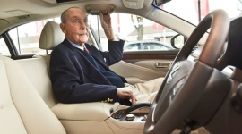 Sto lat! Życzy Lexus LIFESTYLE, Motoryzacja - Niecodziennie wchodzi do salonu 100-letni klient i kupuje model za 100 tysięcy funtów. Lexus, dziękując za lojalność i wieloletnią, owocną współpracę, dołączył kilka spersonalizowanych akcentów do zamówienia.