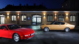 Otwarcie muzeum Mazdy w Niemczech LIFESTYLE, Motoryzacja - • 45 klasycznych modeli Mazdy i historia samochodów przełamujących konwencje • Pierwsze muzeum marki poza Japonią zostało otwarte 13 maja w Augsburgu (Niemcy)