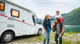 Prąd na kempingu – elektryczność podczas wypraw LIFESTYLE, Motoryzacja - Pierwsza wersja polskiej kultowej przyczepy kempingowej N126 z 1973 roku nie była nawet wyposażona w instalację elektryczną.