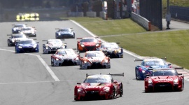 Lexus LC zawłaszcza podium LIFESTYLE, Motoryzacja - W rozegranej na torze Fuji Speedway drugiej rundzie japońskich wyścigów serii Super GT wszystkie trzy miejsca na podium zajęły załogi jadące Lexusami LC GT500. To już drugi taki sukces z rzędu.