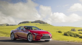 Lexus LC 500h – wyczynowe coupe Teksasu LIFESTYLE, Motoryzacja - Podczas imprezy Auto Roundup 2017 na torze Circuit of the Americas w teksańskim Austin stowarzyszenie dziennikarzy motoryzacyjnych Teksasu TAWA (Texas Auto Writers Association) przyznało Lexusowi LC 500h tytuł Performance Coupe of Texas.