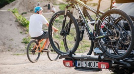 Rowerowe bagażniki na hak. Będzie łatwiej o trzecią tablicę LIFESTYLE, Motoryzacja - Z początkiem 2018 r. wejdą w życie nowe przepisy dotyczące tablic rejestracyjnych. Resort infrastruktury i budownictwa zamierza m.in. ułatwić proces wnioskowania o wydanie trzeciej tablicy rejestracyjnej.