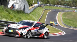 Znakomita passa Lexusa w wyścigach LIFESTYLE, Motoryzacja - Europejskie zespoły startujące Lexusami RC F GT3 odniosły kolejne zwycięstwa w zawodach serii GT Open, zaś fabryczny zespół Gazoo Racing trafił na podium po morderczym wyścigu na słynnej Nürburgring Nordschleife.