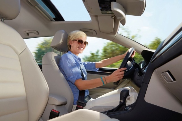 Kabriolet i targa czy okno panoramiczne i szyberdach? LIFESTYLE, Motoryzacja - Zimno, mokro i niebezpiecznie – tak kilkanaście lat temu opisywano kabriolety. Producenci współczesnych modeli praktycznie całkowicie zlikwidowali wady, z których znane były te samochody.