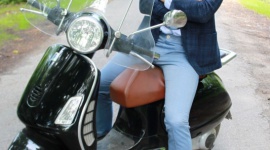 Jak stylowo ubrać się latem na skuter do jazdy w mieście? LIFESTYLE, Motoryzacja - Praktycznie i bezpiecznie? A może dla odmiany po prostu supermodnie? Okazuje się, że najlepiej wiedzą – jak szykownie wyglądać na skuterze – Włosi.