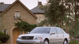 Lexus LS – ewolucja ideału LIFESTYLE, Motoryzacja - Gdy w 1989 roku zaprezentowano pierwszą generację luksusowej limuzyny LS 400, świat dowiedział się o istnieniu nieznanej wcześniej marki Lexus, która szybko stała się synonimem japońskiej doskonałości w swym wyjątkowo wymagającym segmencie.