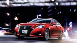 Nowa limuzyna Toyoty testowana na torze Nürburgring LIFESTYLE, Motoryzacja - W ostatnich dniach Toyota testowała na torze Nürburgring tajemniczy samochód. Zakamuflowany sedan został rozpoznany przez dziennikarzy portalu Best Car jako Toyota Crown nowej generacji. Ten jedyny na japońskim rynku sedan z tylnym napędem dzieli platformę z Lexusem GS.