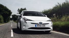 Czy Toyota Prius może pokonać Porsche 911 na Nürburgring? LIFESTYLE, Motoryzacja - Choć szanse Priusa w starciu z 911 wydają się niewielkie, hybrydowa Toyota po tuningu dr Paula Thomasa dowodzi czegoś przeciwnego.