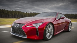 Lexus LC – wizja zrealizowana LIFESTYLE, Motoryzacja - Nowy Lexus LC, który stopniowo trafia do salonów na całym świecie, zachwyca zarówno piękną sylwetką, jak i mnóstwem ciekawych szczegółów.