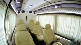 Jak przerobić blaszaka na luksusową salonkę? LIFESTYLE, Motoryzacja - Wykończone drewnem wnętrze, potężne fotele i wyposażenie godne salonu – tak w skrócie można opisać amerykańską salonkę, czyli luksusowo wyposażony samochód osadzony na trwałym aucie dostawczym.