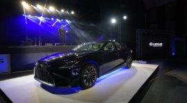 Lexus LS 500h już w Polsce! LIFESTYLE, Motoryzacja - Najnowsza luksusowa limuzyna Lexus LS 500h jest już w Polsce. Pierwszy pokaz tego modelu odbył się 2 sierpnia 2017 roku w Sali Koncertowej w Szczecinie. W ciągu najbliższego miesiąca samochód zostanie zaprezentowany w największych miastach kraju.