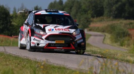 Bezpieczna jazda jesienią okiem Rajdowego Mistrza LIFESTYLE, Motoryzacja - Bezpieczeństwo – dewiza nieprzerwanie aktualna bez względu na porę roku, czy też na miejsce. W ramach swojej autorskiej kampanii „Bezpieczni za kółkiem” Kajetan Kajetanowicz, zawodnik LOTOS Rally Team podpowiada, jak radzić sobie z jesienną jazdą.