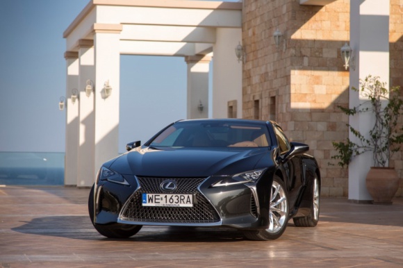Flagowe Lexusy nominowane do WCOTY