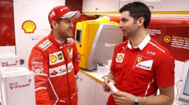 Lepsza wydajność silników bolidów Ferrari dzięki Shell LIFESTYLE, Motoryzacja - Oleje silnikowe do samochodów wyścigowych Shell Helix Ultra i paliwo Shell V-Power przyczyniły się do wzrostu wydajności silników pojazdów zespołu Scuderia Ferrari łącznie o 23,3% od końca sezonu 2014.