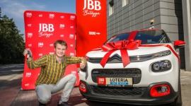 Loteria na 4 koła rozstrzygnięta! Zwycięzca odebrał Citroena C3 LIFESTYLE, Motoryzacja - Dnia 31 sierpnia w siedzibie firmy JBB odbyło się oficjalne wręczenie nagrody głównej zwycięzcy loterii na 4 koła. W jego ręce trafiły kluczyki do nowego Citroena C3.
