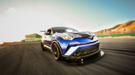 600-konna Toyota C-HR na SEMA 2017 LIFESTYLE, Motoryzacja - Toyota zaprezentowała na targach SEMA 2017 wyścigowego crossovera Toyota C-HR R-Tuned oraz całą kolekcję modyfikowanych Camry, w tym samochody NASCAR.