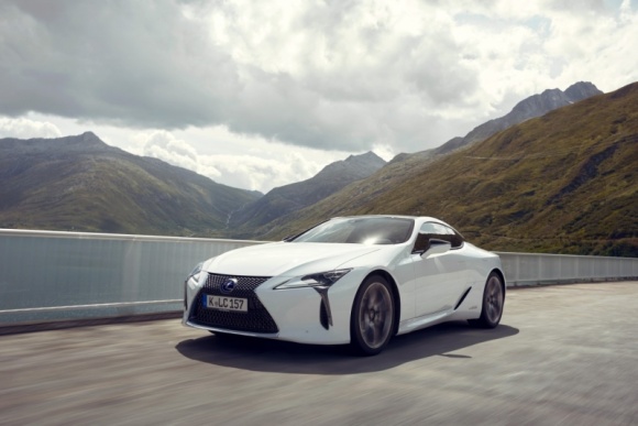 Lexus LC 500 kontra Bentley Continental Supersports