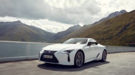 Lexus LC 500 kontra Bentley Continental Supersports LIFESTYLE, Motoryzacja - W tegorocznej edycji nagród Performance Car of the Year magazynu Road & Track Lexus LC 500 stanął w szranki z Bentleyem Continental Supersports w kategorii GT.