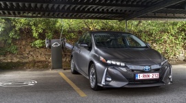 Toyota czy Chevrolet - wyścig o tytuł najpopularniejszej hybrydy plug-in trwa LIFESTYLE, Motoryzacja - Odkąd najwięksi producenci wprowadzili na amerykański rynek samochody ładowane z gniazdka, czyli auta elektryczne oraz hybrydy plug-in, liderem sprzedaży tego segmentu jest Chevrolet Volt.