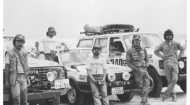 To dłuższa historia - dzieje Toyoty w Rajdzie Dakar LIFESTYLE, Motoryzacja - Rajd Dakar nie bierze jeńców. Niedostępny teren, ekstremalne warunki pogodowe oraz walka z czasem i zmęczeniem sprawiają, że tę rywalizację mogą wygrać tylko najtwardsi ludzie i najmocniejszy sprzęt.