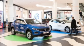 Kolorowe samochody zagościły w Magnolia Park LIFESTYLE, Motoryzacja - 25 stylowych motoryzacyjnych nowości, plebiscyt na Najbardziej Kobiece Auto 2018 roku, a także atrakcyjne nagrody, w tym samochód z pełnym bakiem na weekend. W Magnolia Park rozpoczął się Festiwal Kolorowych Samochodów. Przyjdź i zobacz je osobiście. Wstęp wolny.