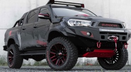 Hilux spotyka Gladiatora LIFESTYLE, Motoryzacja - Nowozelandzka Toyota ubrała Hiluxa w nową zbroję, czyniąc z legendarnego pickupa jeszcze większego twardziela, godnego generała Maximusa.