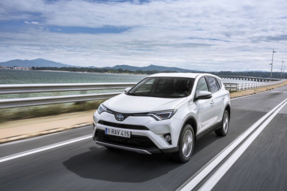 Toyota RAV4 - od niej zaczęła się moda na SUV-y LIFESTYLE, Motoryzacja - Toyota RAV4 to samochód, który stworzył segment kompaktowych SUV-ów. Produkowany od 1994 roku model zrewolucjonizował sposób postrzegania aut terenowych – za jego sprawą obok ciężkich, surowych konstrukcji na ramie pojawiło się lekkie auto do weekendowych wypadów za miasto.