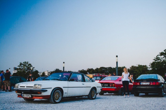 Wyścigi to życie - sportowy sezon czas zacząć LIFESTYLE, Motoryzacja - „Wyścigi to życie, wszystko co jest przed i po to tylko czekanie” – powiedział kiedyś Steve McQueen. W najbliższy weekend entuzjaści czterech kółek wreszcie przestaną czekać i znowu zaczną żyć pełnią życia.