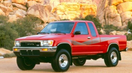 Toyota Hilux - zrozumieć legendę LIFESTYLE, Motoryzacja - Ma zdolność radzenia sobie w praktycznie każdym terenie – sprawdziła się na Biegunie Północnym i Południowym, a także w Rajdzie Dakar. Jej reputację niezniszczalnej terenówki przez 50 lat budowało osiem kolejnych generacji.