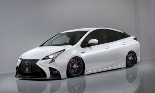 Toyota Prius z grillem Lexusa