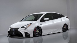 Toyota Prius z grillem Lexusa LIFESTYLE, Motoryzacja - Jak wyglądałby Prius, gdyby był Lexusem? Możemy się o tym przekonać dzięki tuningowi japońskiej firmy Aimgain.