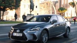 Hybrydowe sedany Lexusa LIFESTYLE, Motoryzacja - Japońska marka premium niemal trzy dekady temu szturmem zdobyła rynek reprezentacyjnych limuzyn, wprowadzając flagowego Lexusa LS.