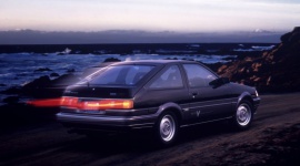 Toyota Corolla AE86 – ikona driftu i gwiazda popkultury LIFESTYLE, Motoryzacja - 35 lat temu, dokładnie 12 maja 1983 roku, do salonów Toyoty trafił samochód legenda – Corolla AE86. Hachi-Roku odnosiła sukcesy na torach wyścigowych i rajdowych oesach, by po latach stać się symbolem driftingu, gwiazdą filmów anime i komiksów manga.