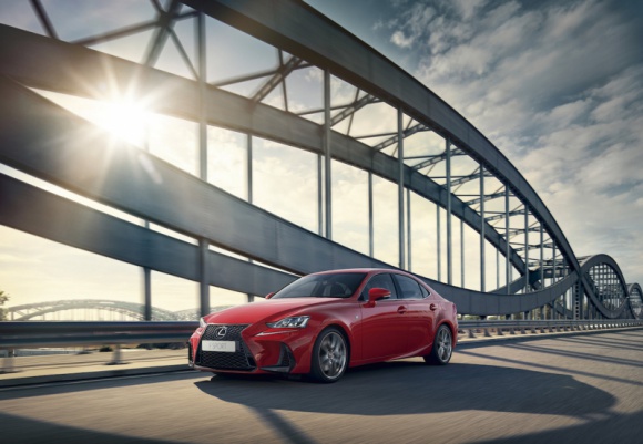 Ruchome zegary - unikalny gadżet Lexusa LIFESTYLE, Motoryzacja - Były już zegary analogowe, cyfrowe, animowane, wirtualne i wyświetlane na przedniej szybie - ale czegoś takiego w przemyśle samochodowym nigdy przedtem nie stosowano.