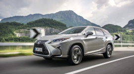 10 ciekawych faktów na temat Lexusa RX L LIFESTYLE, Motoryzacja - Lexus RX to jeden z najważniejszych modeli w ofercie japońskiej marki premium. Gdy dwie dekady temu trafił na rynek, zainicjował powstanie segmentu luksusowych crossoverów, a od tej pory globalna sprzedaż RX przekroczyła już 2,7 miliona egzemplarzy.