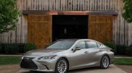 9 rzeczy, które trzeba wiedzieć o nowym Lexusie ES LIFESTYLE, Motoryzacja - Do polskich salonów trafi wkrótce zupełnie nowa rodzinna limuzyna Lexus ES. Model ten, od lat nieodmiennie pozostający najchętniej kupowanym sedanem Lexusa w Ameryce, nie był do tej pory obecny w Europie. Zobaczmy, czym wyróżnia się nowa generacja tego samochodu
