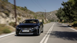 600-konny Lexus LC F ma zadebiutować w 2021 roku LIFESTYLE, Motoryzacja - Według amerykańskiego magazynu Car & Driver, Lexus LC F – wyczynowa wersja flagowego coupe japońskiej marki premium – ma zadebiutować w roku 2021 i będzie wyposażona w silnik o mocy ponad 600 KM z dwiema turbosprężarkami.
