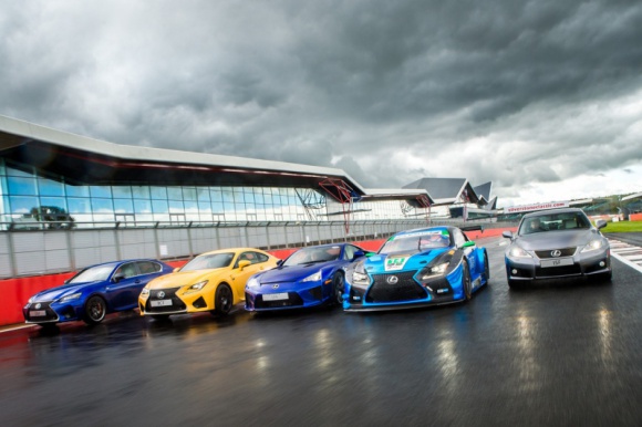 Kalendarium rodziny Lexus F LIFESTYLE, Motoryzacja - Charakterystyczny emblemat z literą F na karoserii samochodów Lexusa to dla wtajemniczonych znak, że mamy do czynienia z luksusowym autem o sportowych parametrach. Takich modeli, cenionych przez miłośników ostrej jazdy, powstało w minionej dekadzie kilka.