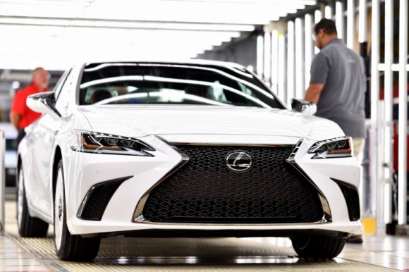 Nowy Lexus ES rusza w świat LIFESTYLE, Motoryzacja - Z linii produkcyjnej fabryki w Georgetown w stanie Kentucky już zjeżdżają Lexusy ES 350 najnowszej, siódmej generacji.
