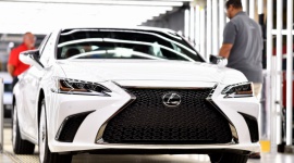 Nowy Lexus ES rusza w świat LIFESTYLE, Motoryzacja - Z linii produkcyjnej fabryki w Georgetown w stanie Kentucky już zjeżdżają Lexusy ES 350 najnowszej, siódmej generacji.