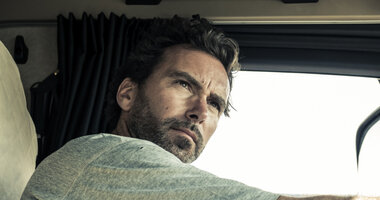 Doświadczony i zapracowany jak polski kierowca? Sprawdziliśmy, kto jeździ w firmach transportowych , - Kierowca zatrudniony w polskiej firmie transportowej ma średnio 42 lata i rocznie przejeżdża 87 tys. km, czyli mógłby ponad dwukrotnie okrążyć ciężarówką Ziemię, a rekordziści robią to nawet pięciokrotnie. Praca w transporcie oznacza także ciągłe życie w trasie, bo delegacje trwają przeciętnie 244 dni w roku. Jednocześnie zostaje niewiele czasu na urlop - kierowcy wykorzystują zaledwie 17 dni wolnych. Taki obraz profesjonalistów za kółkiem wyłania się z raportu Ogólnopolskiego Centrum Rozliczania Kierowców. Sprawdziliśmy, kim są i jak pracują przedstawiciele jednego z najbardziej poszukiwanych zawodów w kraju.