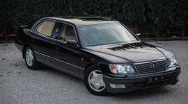 Lexus LS 400 - wyjątkowa historia wyjątkowo długiej limuzyny LIFESTYLE, Motoryzacja - Niegdyś należał do arabskiego szejka, później został przygarnięty przez mieszkającego w Ameryce polskiego miłośnika Lexusów, by w końcu trafić w ręce kolekcjonera, który słabość do samochodów japońskiej marki odkrył stosunkowo niedawno.